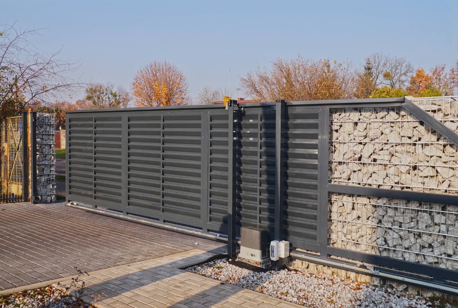 Automatic sliding residential driveway gate